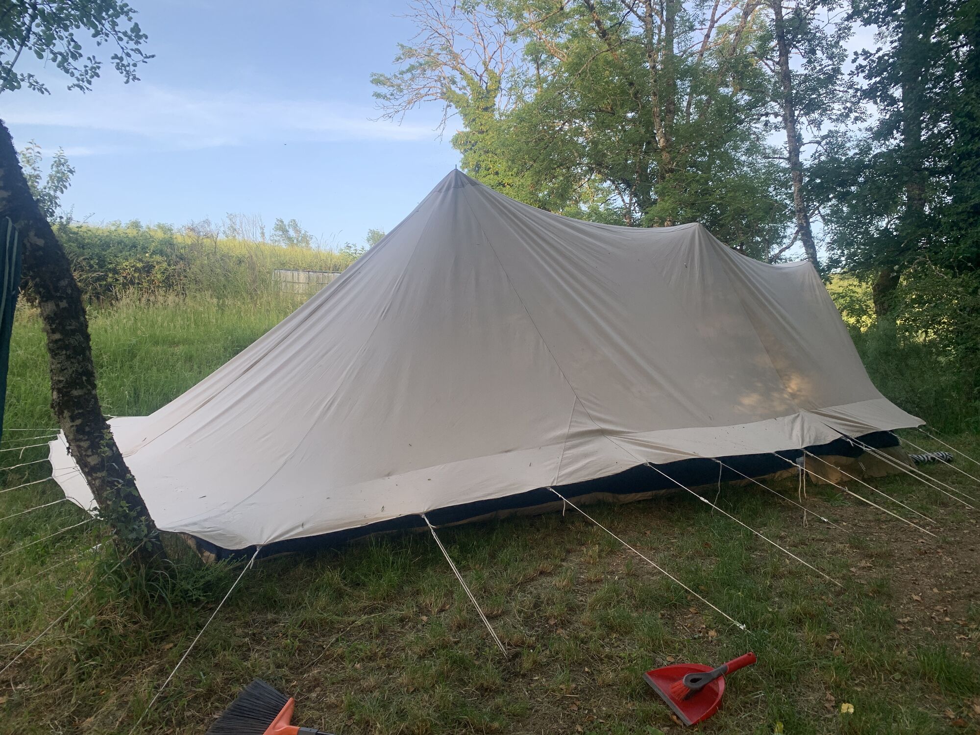 De canvastent, opgezet op het gras