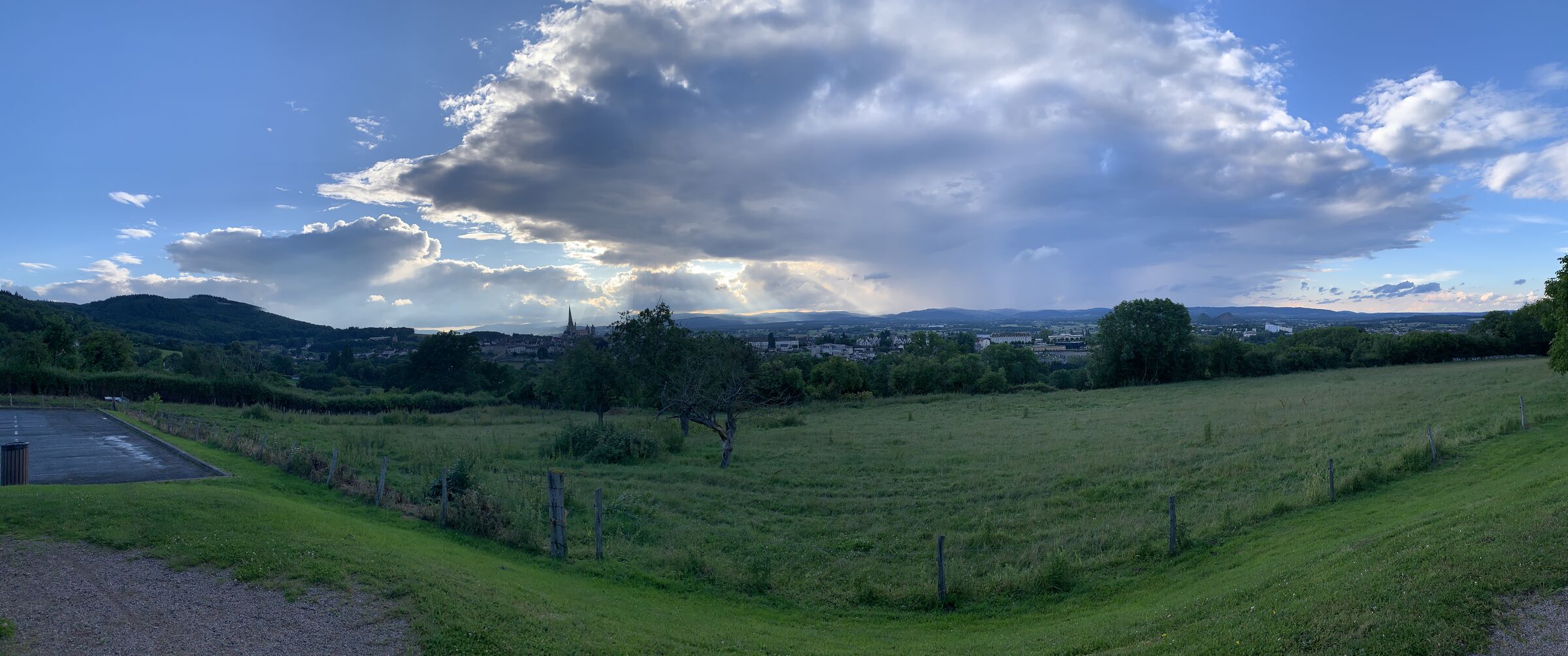 Vue sur les prés et les collines