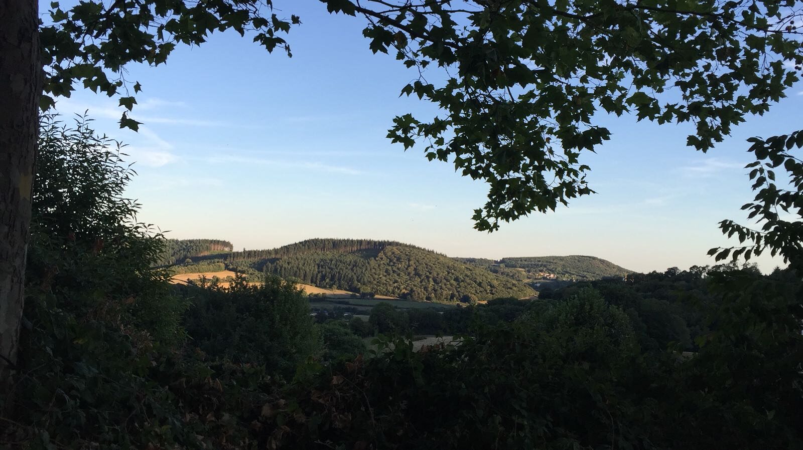 Uitzicht over de heuvels bij zonsondergang